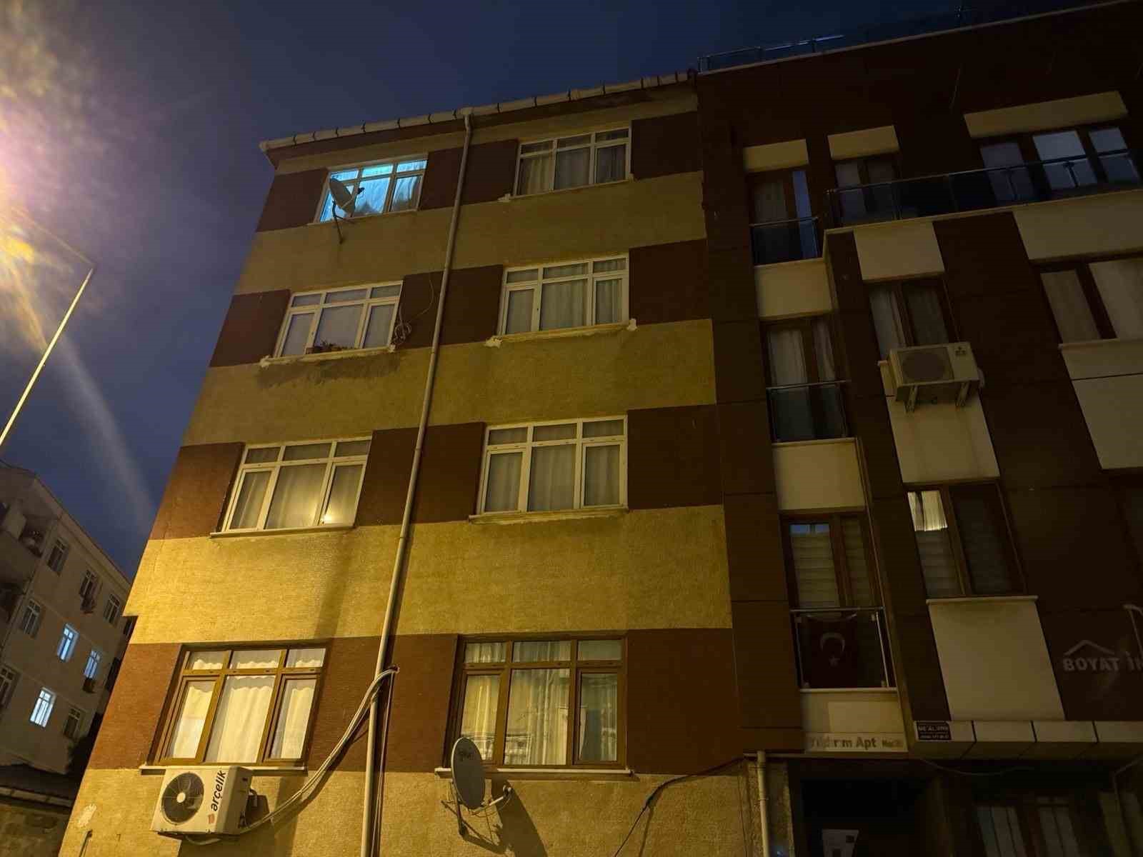 Fatih’te bir evin tavanı deprem sebebiyle çöktü