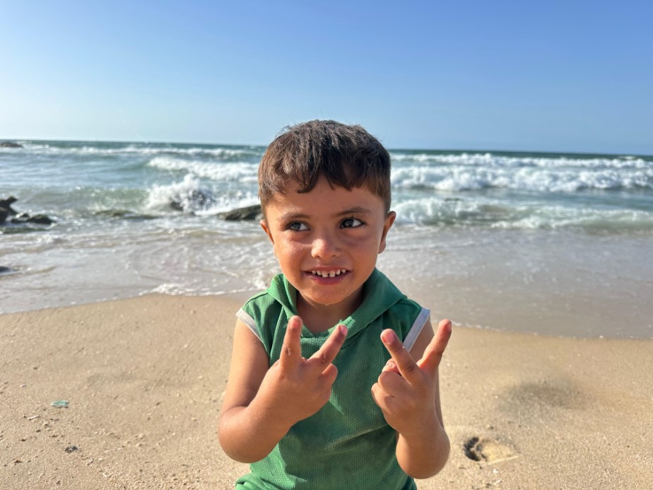 Gazzeli çocukların insani yardım getirecek aktivistleri sahilde umutla bekleyişi sürüyor