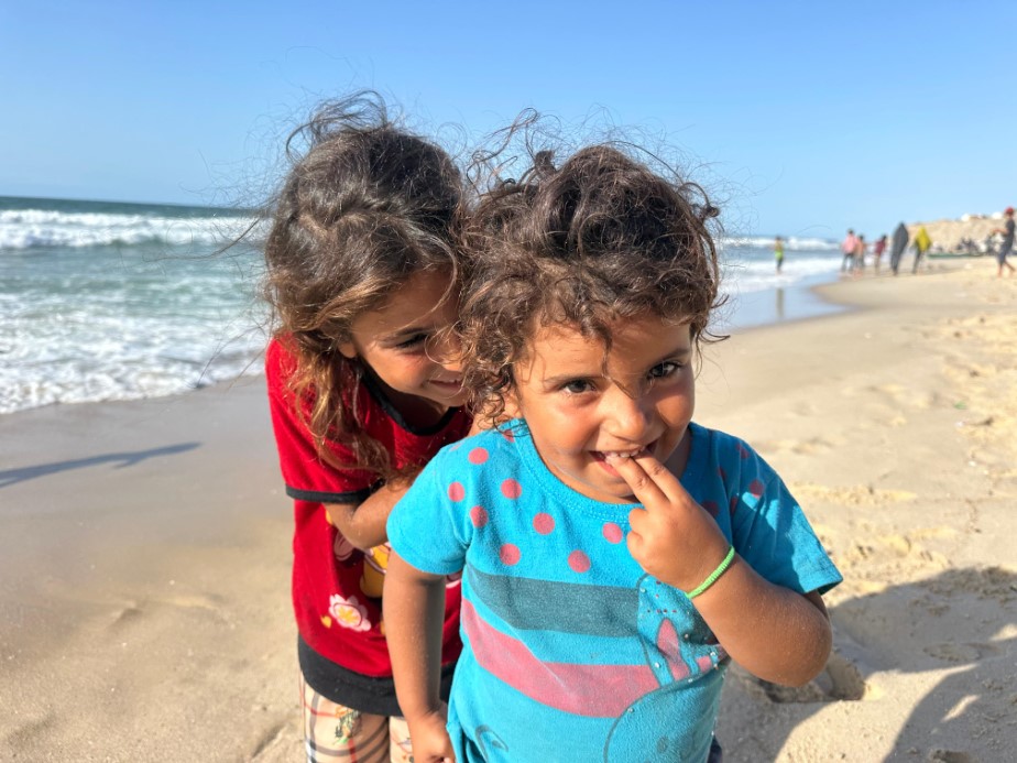 Gazzeli çocukların insani yardım getirecek aktivistleri sahilde umutla bekleyişi sürüyor