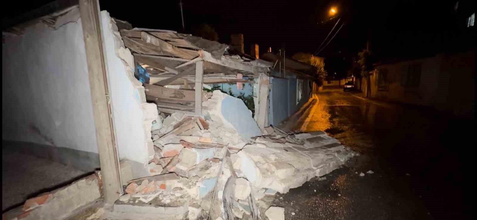 Edirne&rsquo;de minib&uuml;s eve girdi
