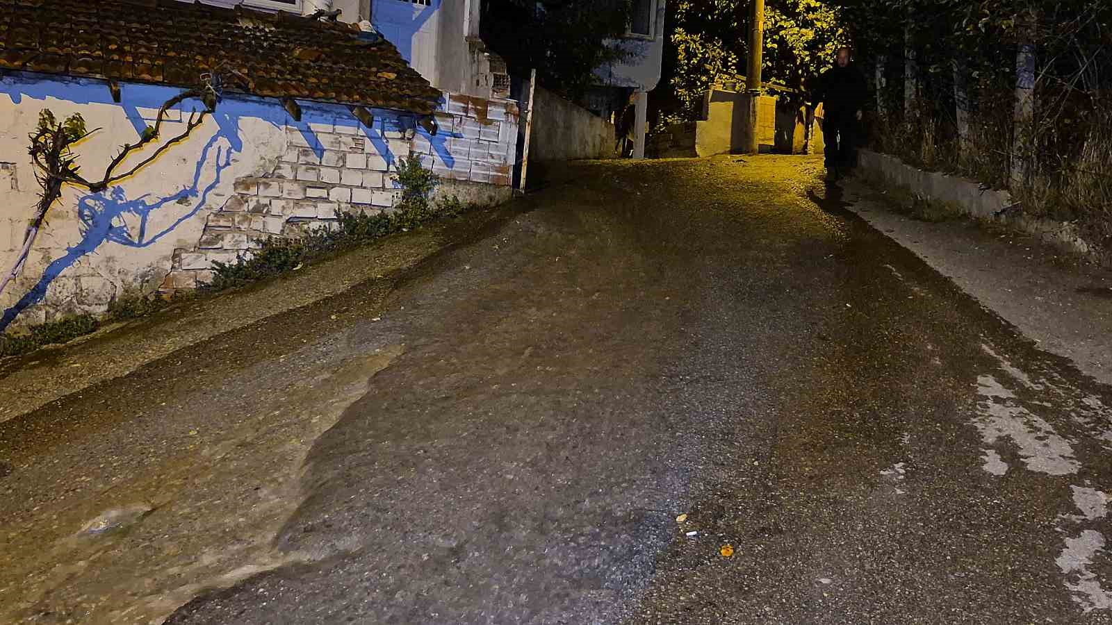 Gece yarısı patlayan su borusu paniğe neden oldu