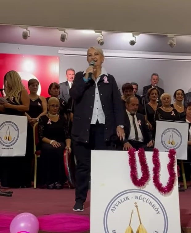 Ayvalık&rsquo;ta t&uuml;rk&uuml;lerle kanser farkındalığı
