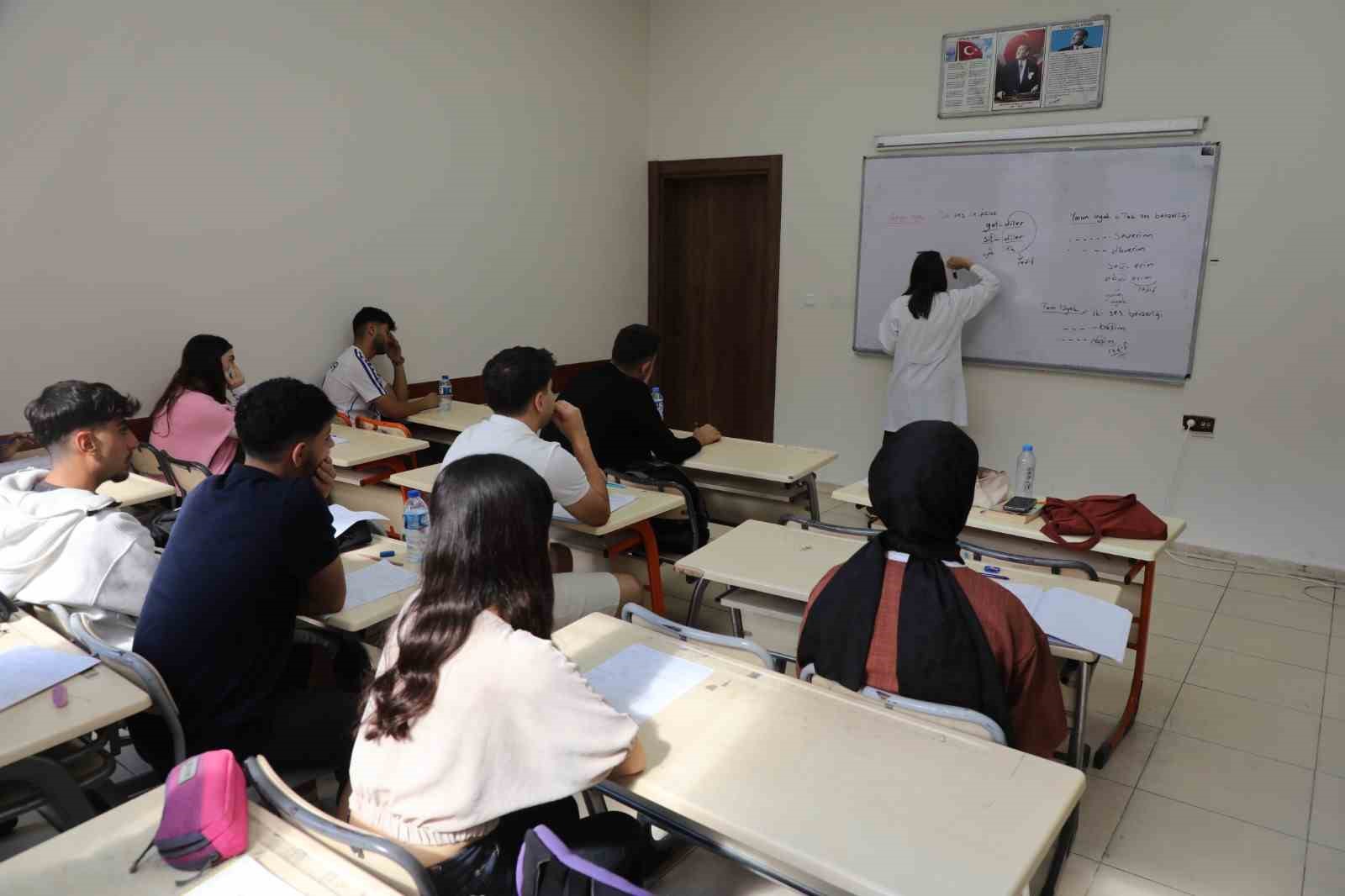 Hatay B&uuml;y&uuml;kşehir Belediyesi kurslarında eğitim alan &ouml;ğrenciler y&uuml;zde 75 başarı oranı sağladı
