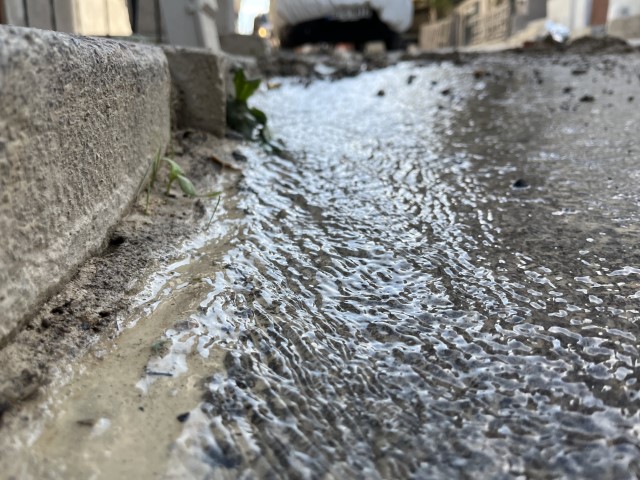 Kuraklık yaşayan İzmir’de, boşa akan sular evlere hasar verdi