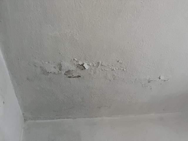 Kuraklık yaşayan İzmir’de, boşa akan sular evlere hasar verdi