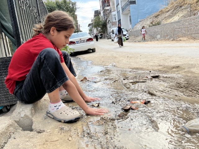 Kuraklık yaşayan İzmir’de, boşa akan sular evlere hasar verdi