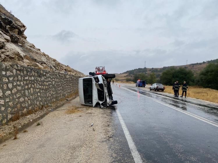 Bilecik’te seyir halinde kamyonet devrilirken, sürücüsü yaralandı
