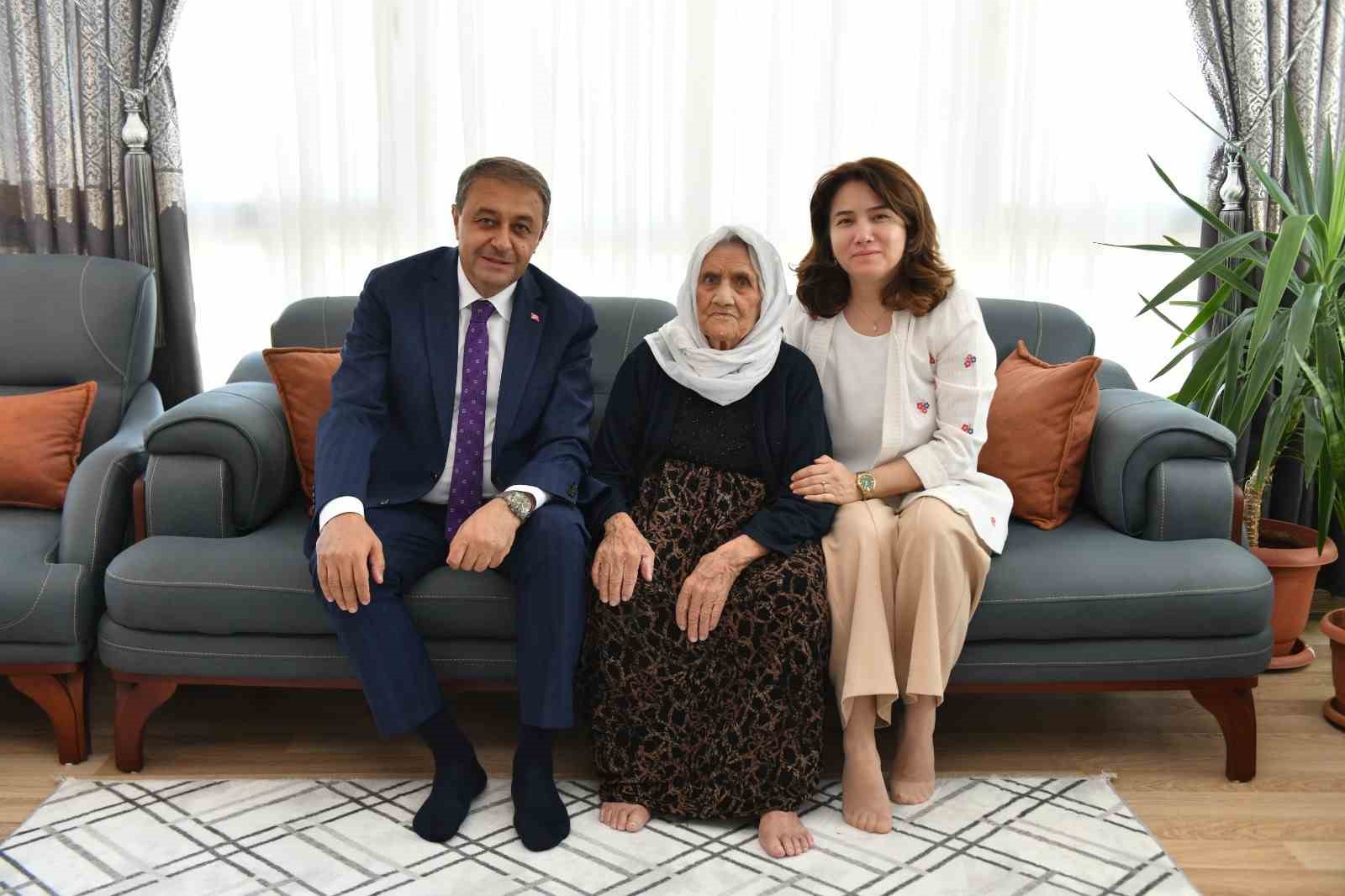 Şanlıurfa Valisi Hasan Şıldak eşi ile birlikte yaşlı bireylerle buluştu