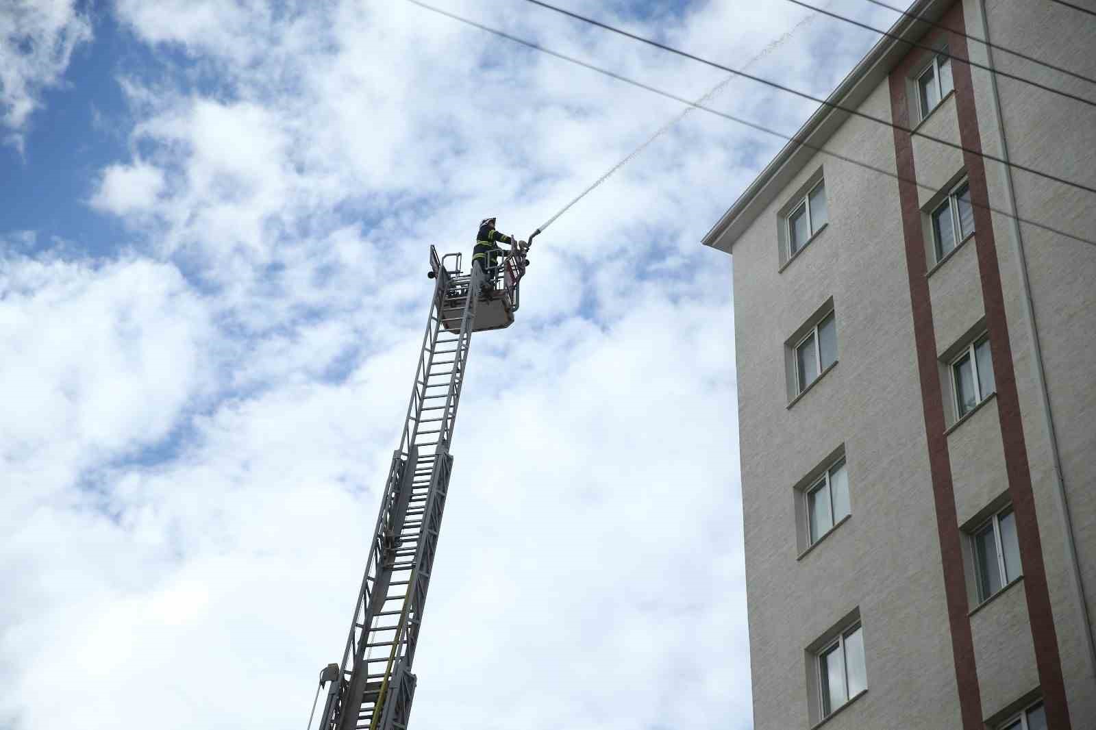 Eskişehir’de 7 katlı binanın çatısı alev alev yanarken onlar alışverişlerine devam etti