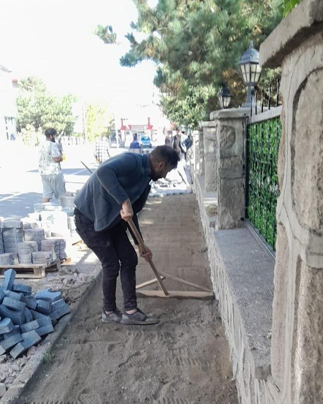 Arpaçay’da kaldırımlar kilitparke taş döşeniyor