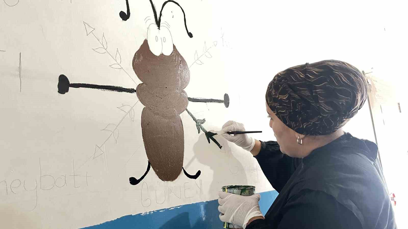 Çizdiği resimler ile okul duvarlarına estetik bir görünüm kazandırıyor
