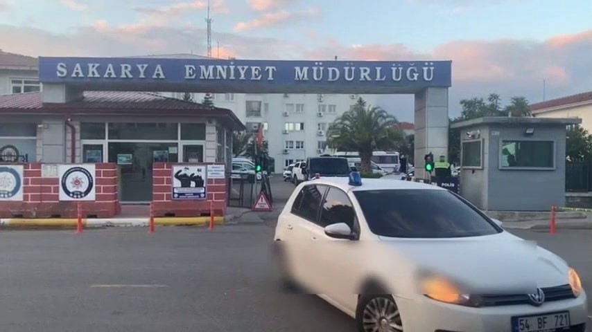 Sakarya’da özel harekat destekli silah ve sahte alkol operasyonunda 2 tutuklama
