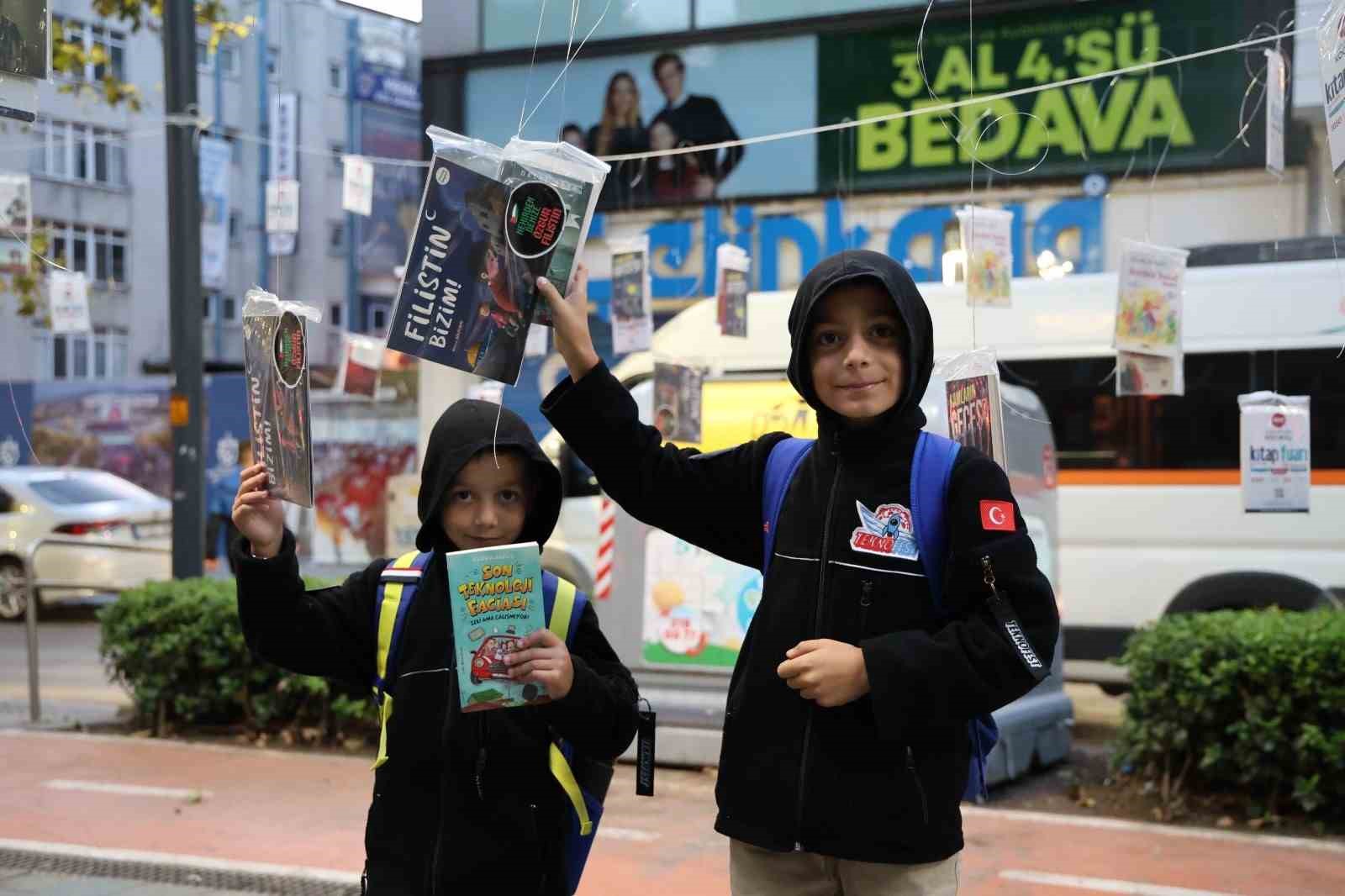 Kocaeli’de gelenek bozulmadı: Ağaçlar yine kitap açtı
