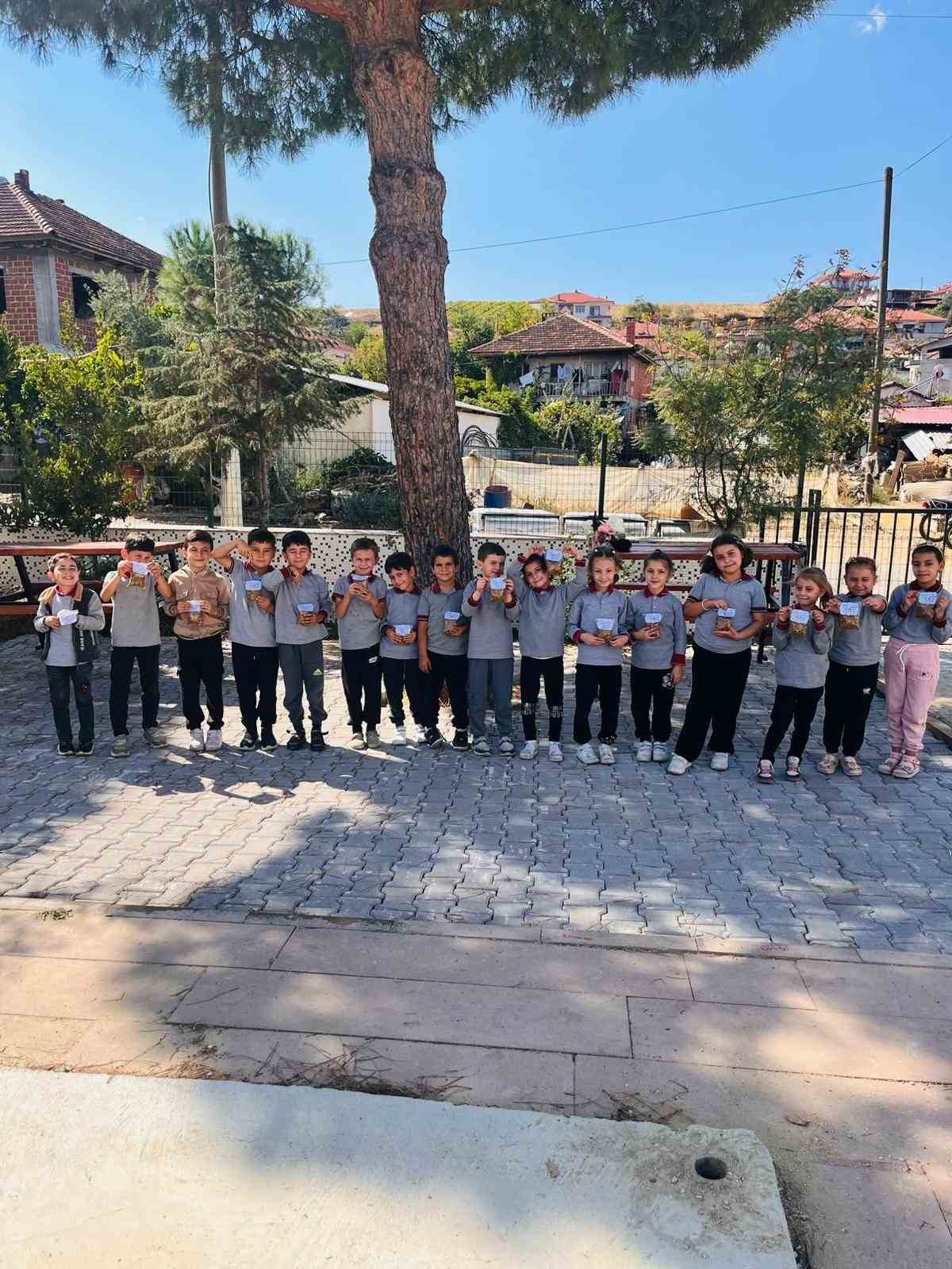 Minik ellerden sokak hayvanlarına sevgi dolu yiyecekler
