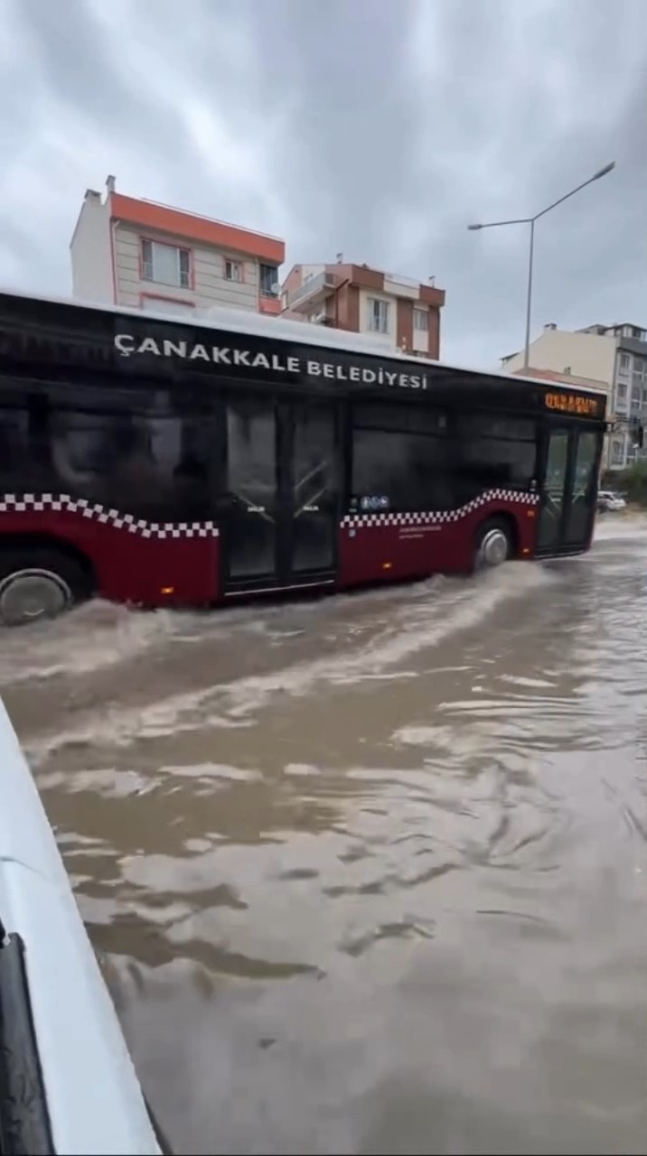 Çanakkale’de kanalizasyonlar taştı sokaklar göle döndü