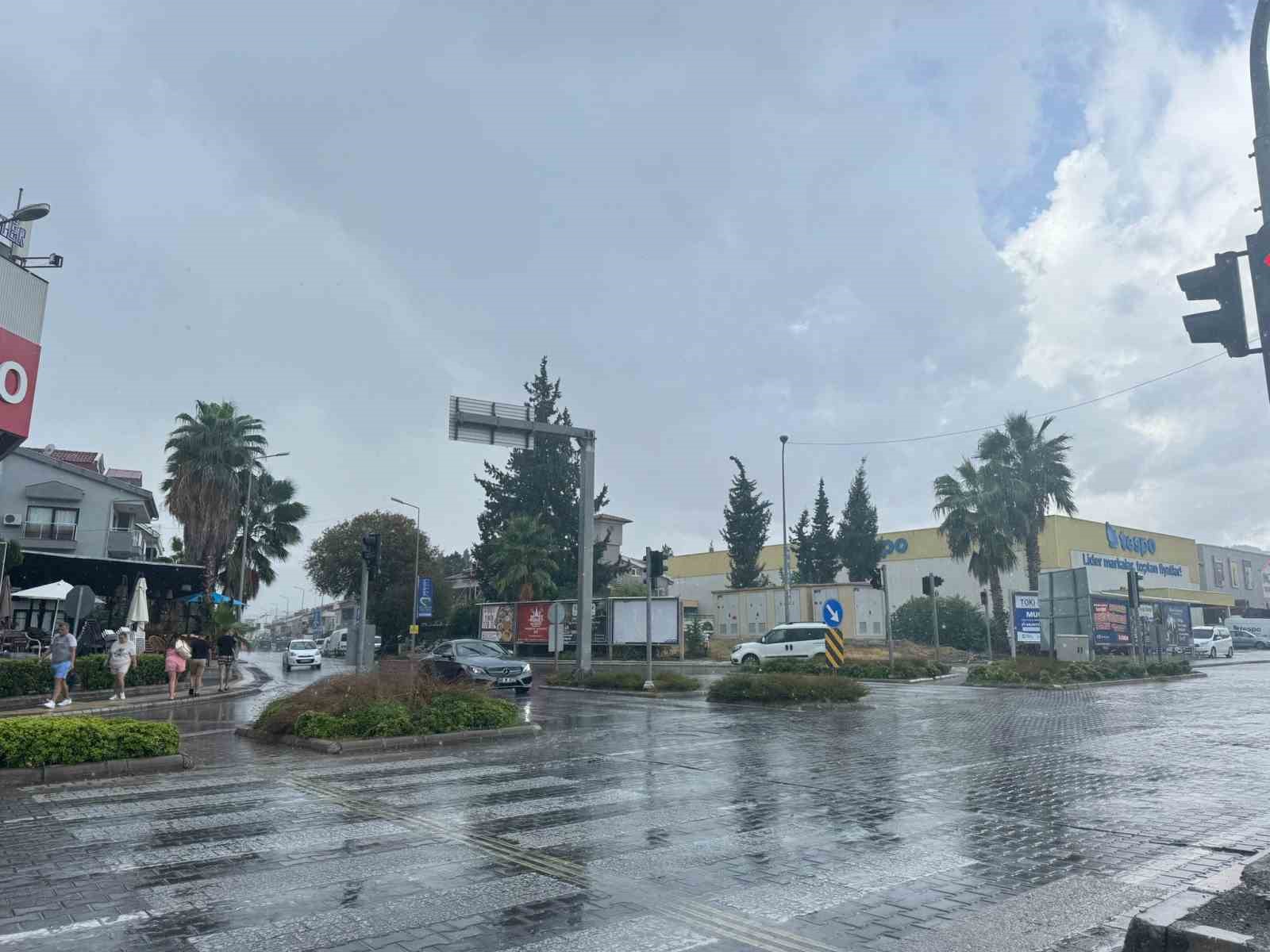 Marmaris’te beklenen sağanak başladı
