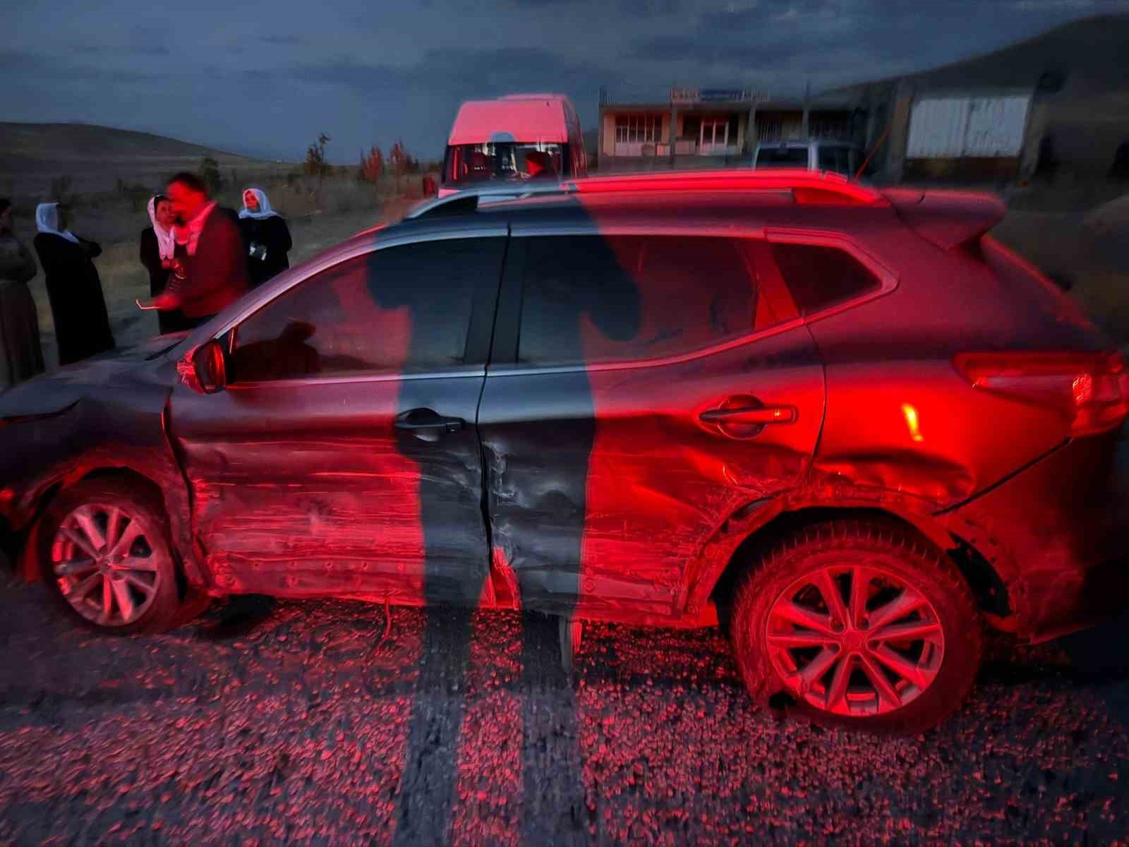 Lastiği patlayan otomobil karşı yoldan gelen cipe çarptı