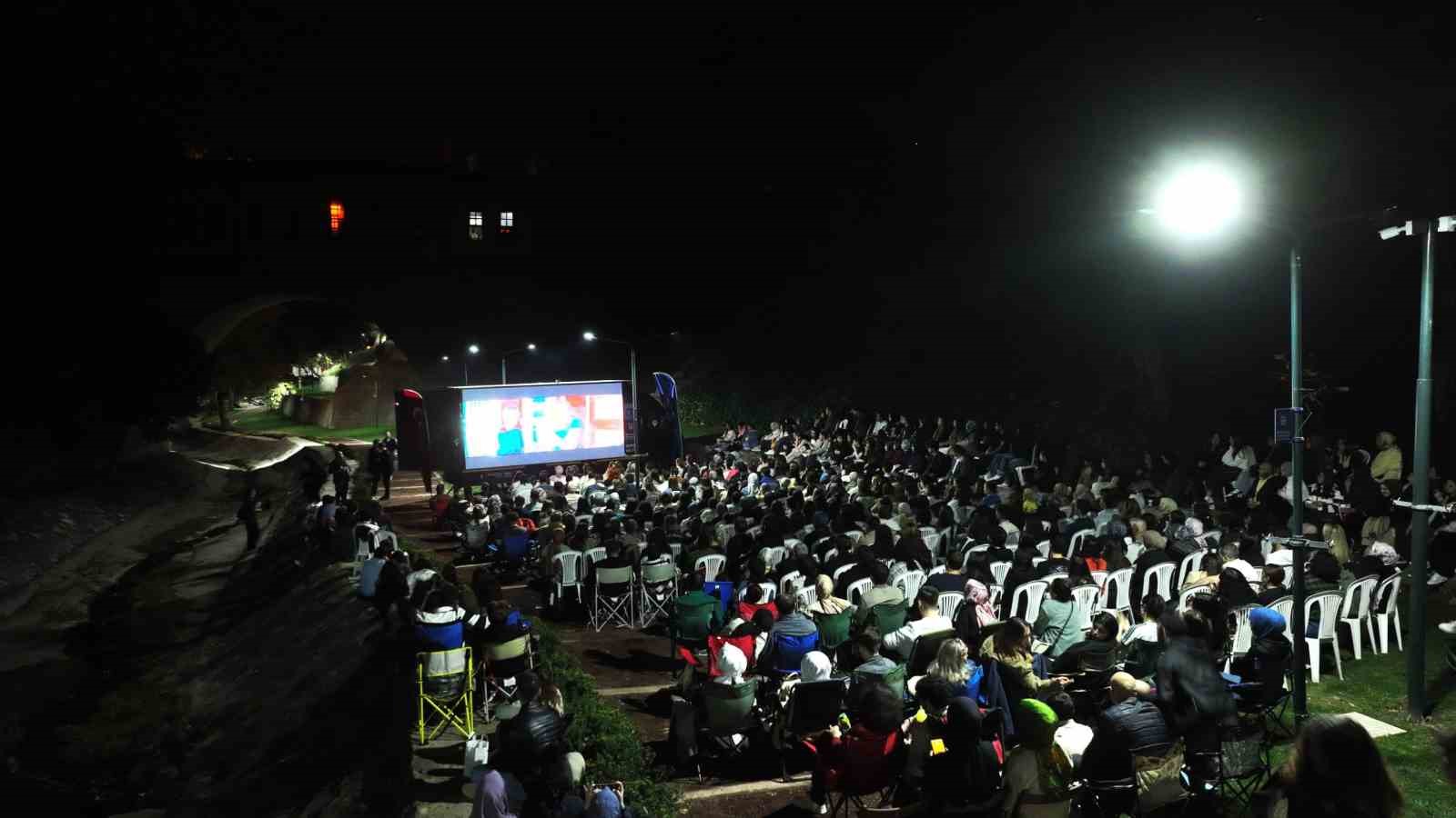 Bursa’da açık havada sinema keyfi