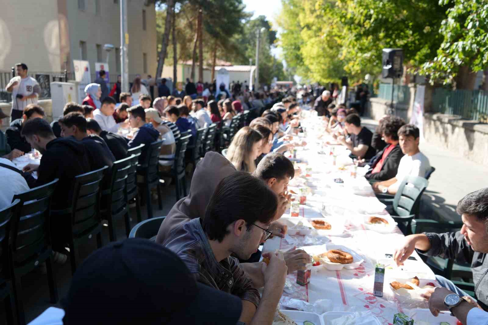&Uuml;niversite &ouml;ğrencilerine hoş geldiniz kahvaltısı
