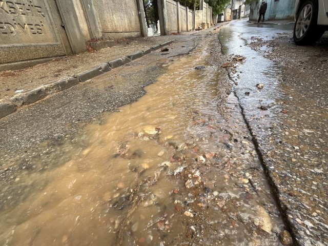 İzmir’de etkili olan sağanak sonrası yollar göle döndü