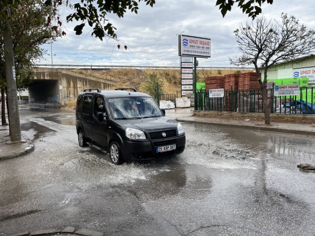 İzmir’de etkili olan sağanak sonrası yollar göle döndü