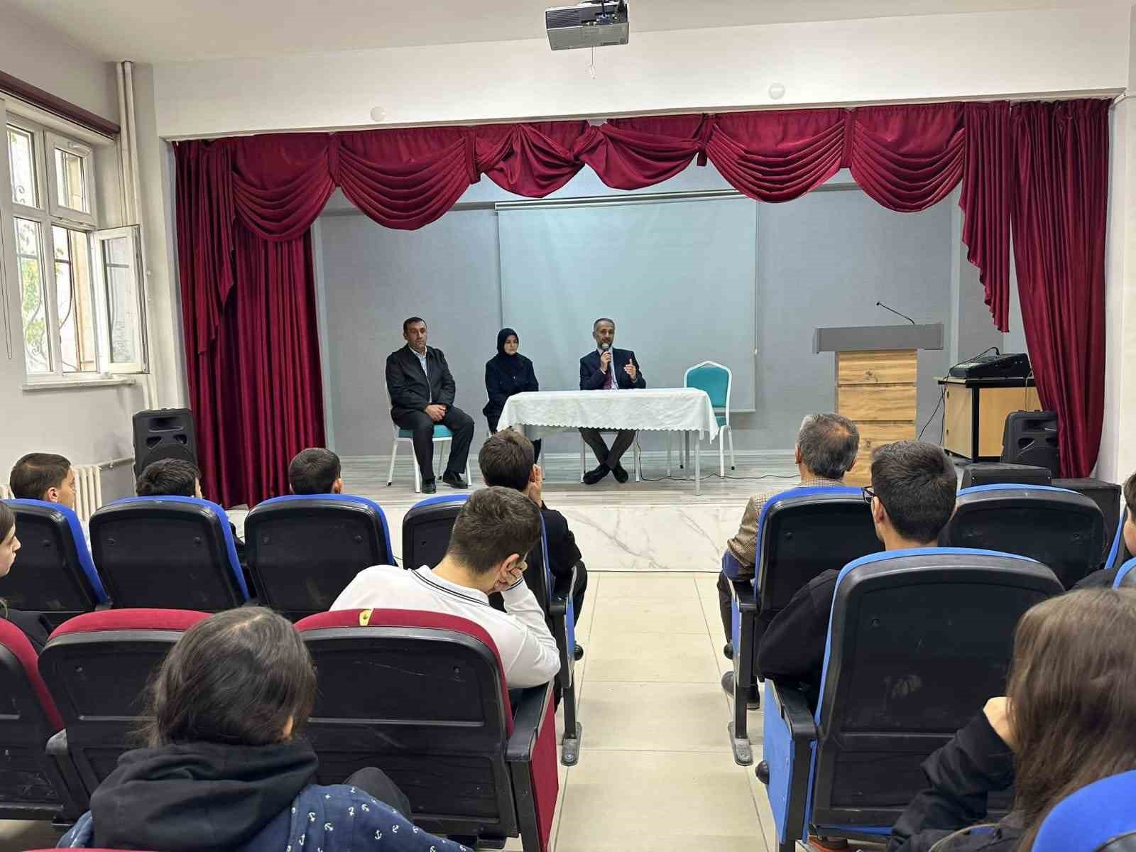 Van&rsquo;da "5 Soru ve 5 Cevap" konferansı
