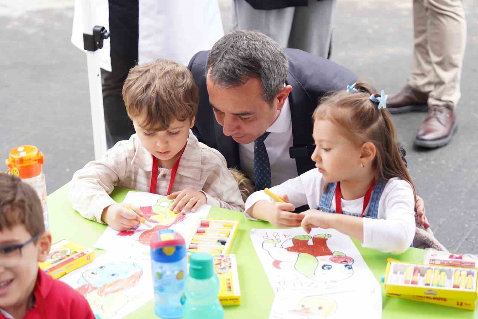 Beyoğlu’nda minikler barınaktaki hayvanlarla buluştu
