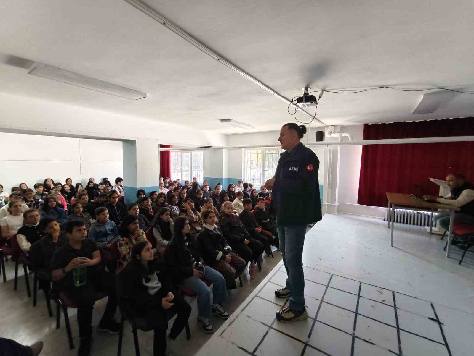 AFAD&rsquo;dan &ouml;ğrencilere afet ve yangın eğitimi
