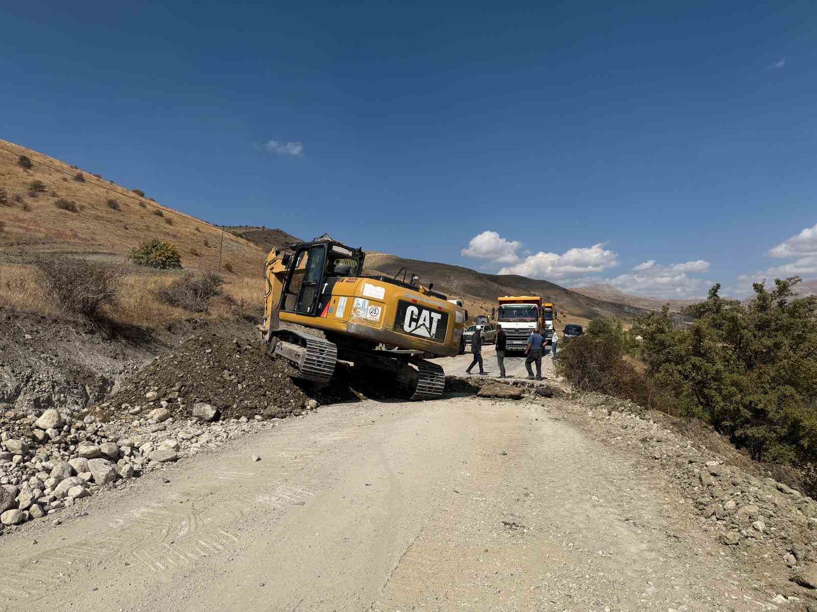 Büyükşehir Belediyesi ekipleri kış öncesi mahalle köy yolları için seferber oldu