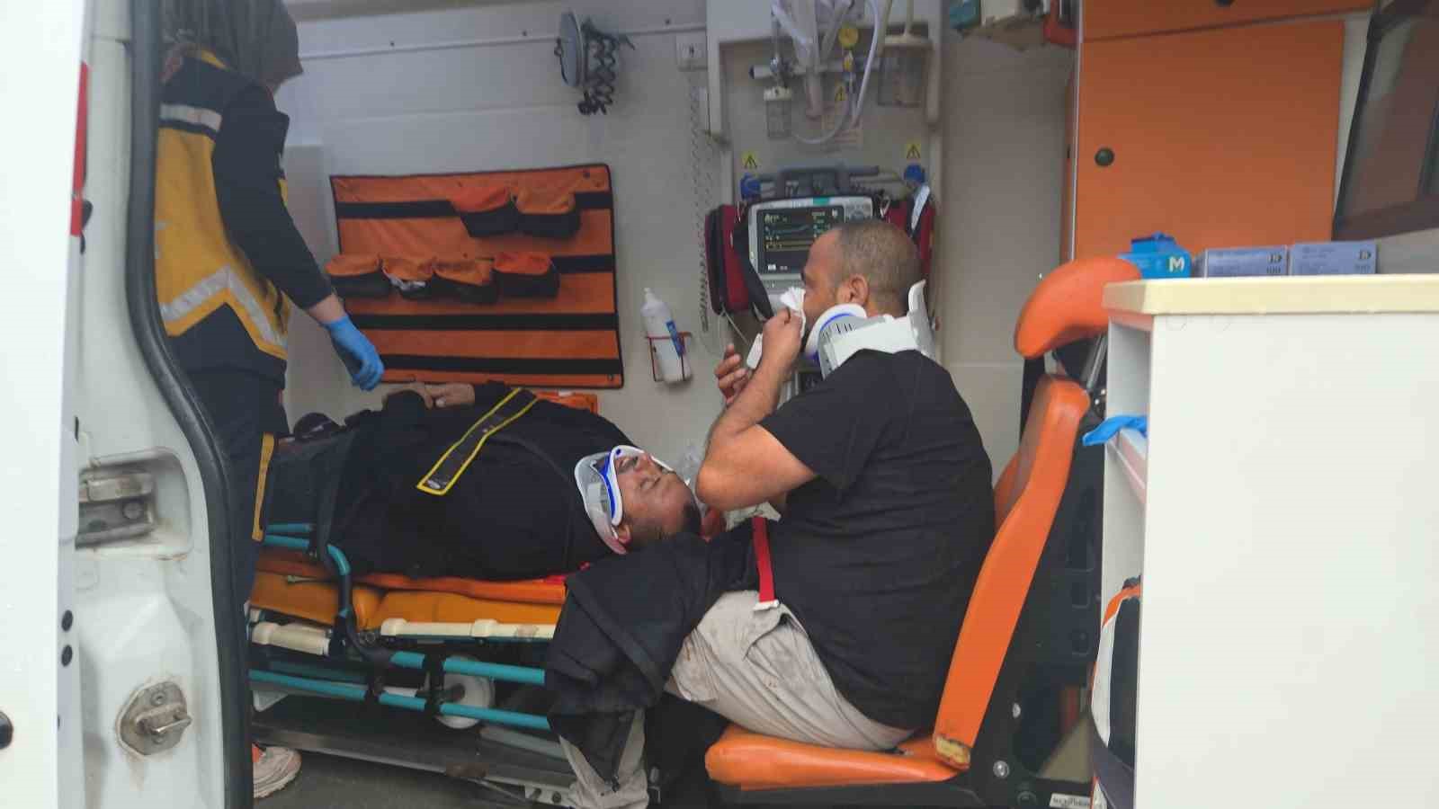 Bursa&rsquo;da &ccedil;ekici ile kamyonet &ccedil;arpıştı 4 yaralı
