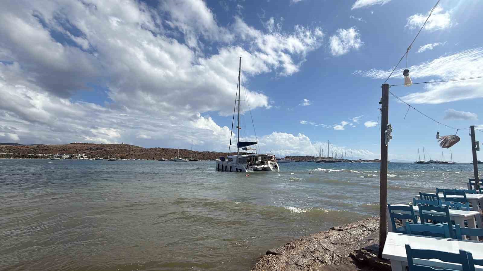 Yelkenli katamaran karaya oturdu