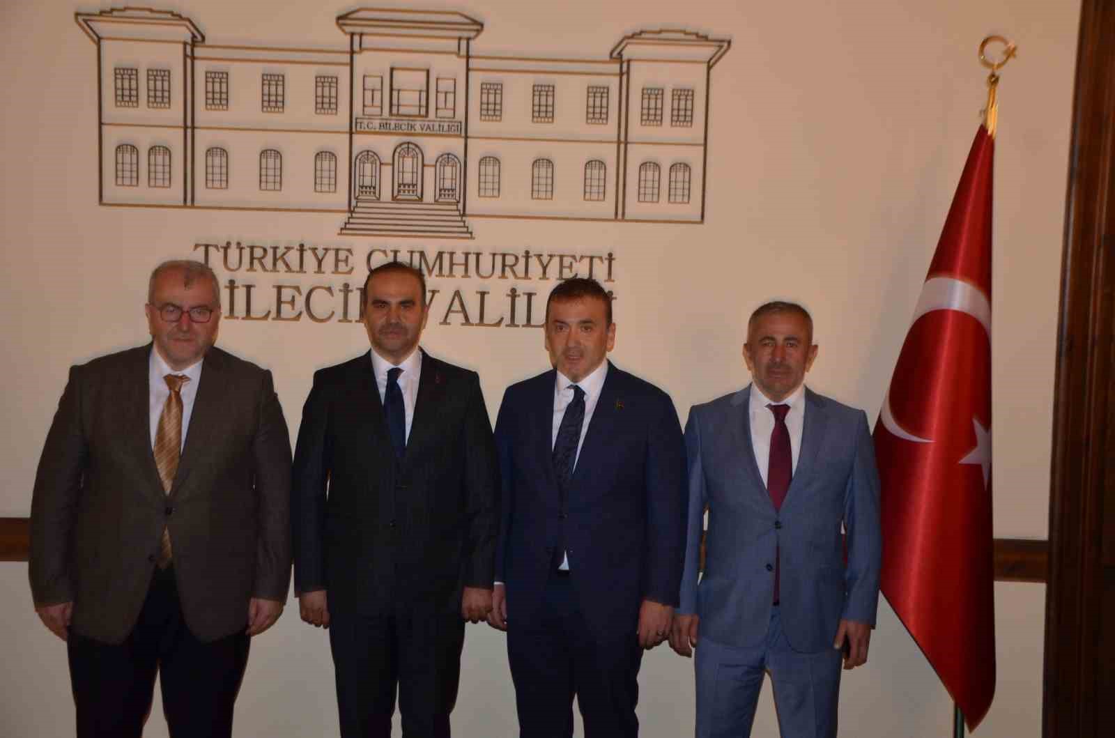 Bakan Kacır, 2023 yılında diktiği çınar ağacını suladı