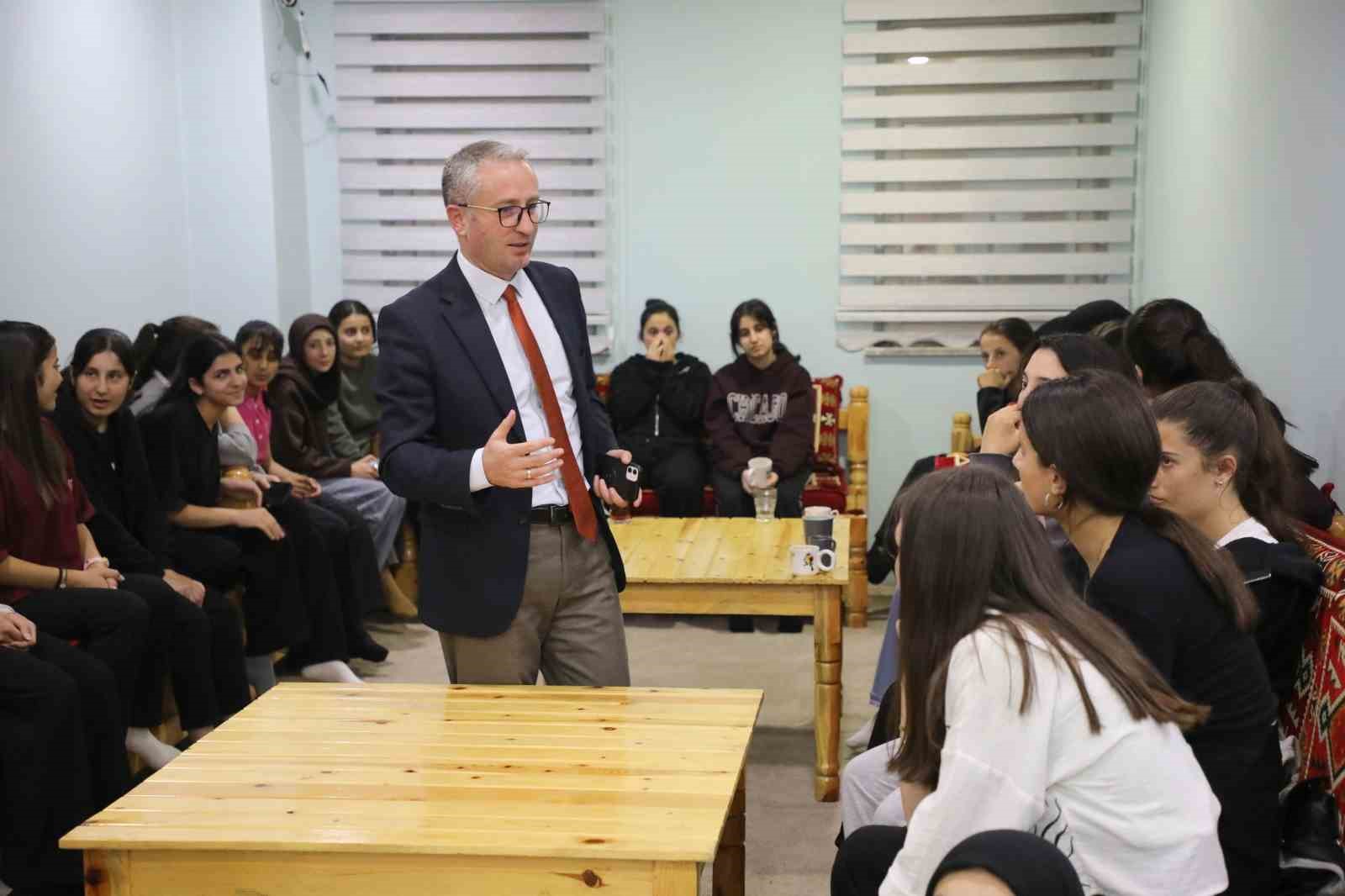 Ağrı Milli Eğitim Müdürü Kökrek, öğrencilerle bir araya geldi