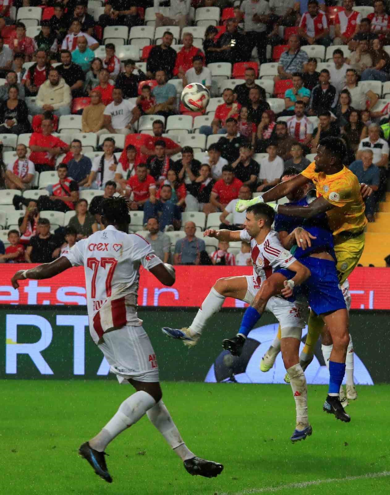 Trendyol Süper Lig: Antalyaspor: 1 - Çaykur Rizespor: 2 (İlk yarı)