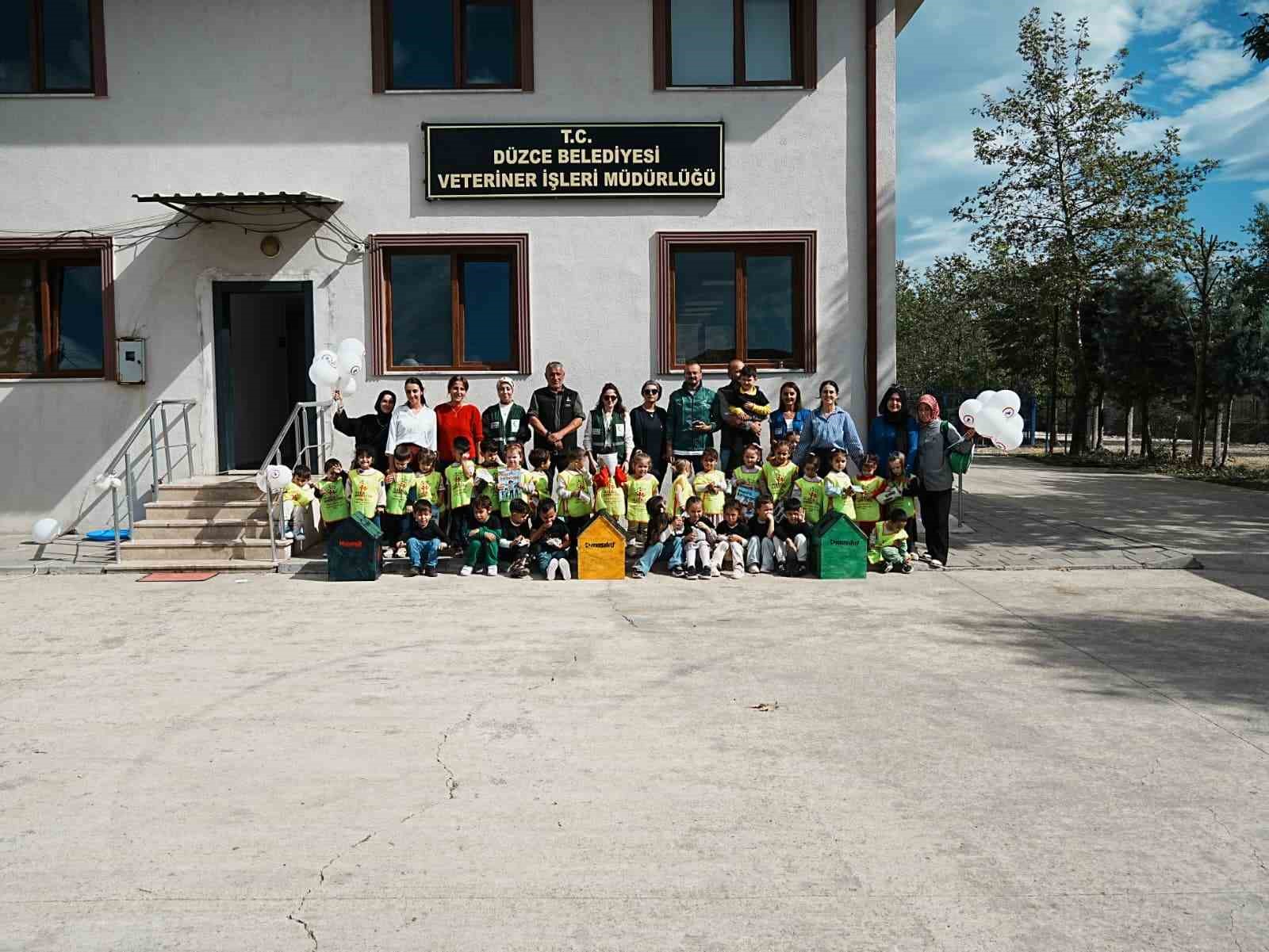 Minik öğrenciler hayvan bakım evini ziyaret etti