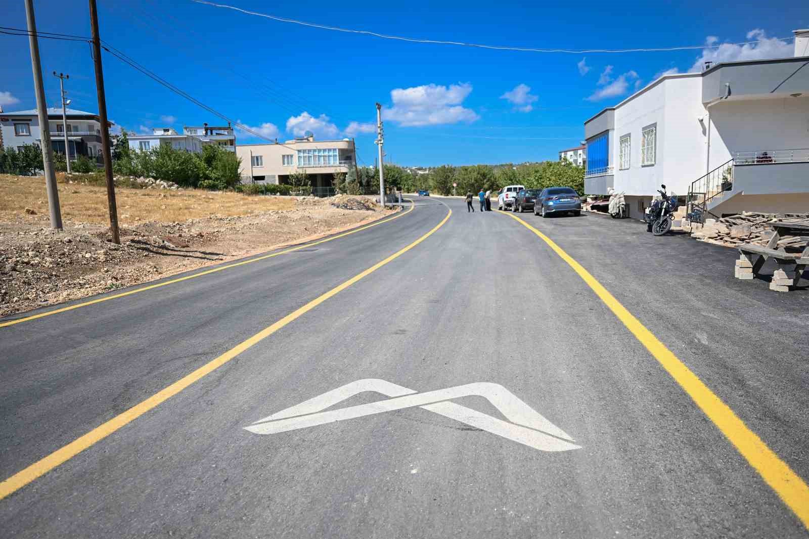 Mersin B&uuml;y&uuml;kşehir Belediyesi G&uuml;lnar&rsquo;da yolları yeniledi
