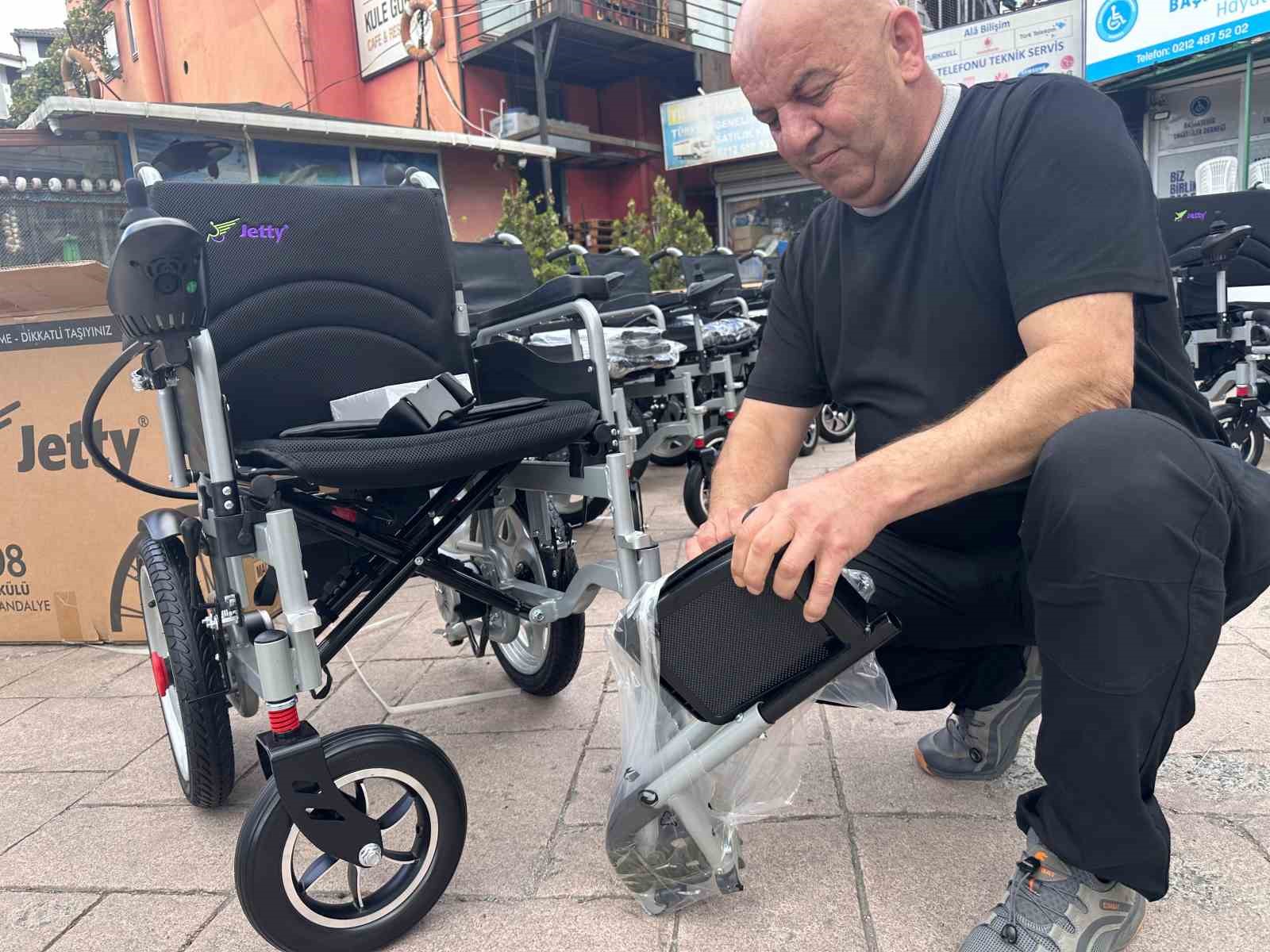 Polis memurundan ihtiyaç sahibi engellilere akülü sandalye desteği
