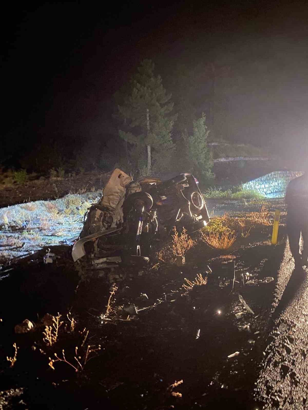 İki otomobil kafa kafaya çarpıştı: 1 ölü, 4 yaralı