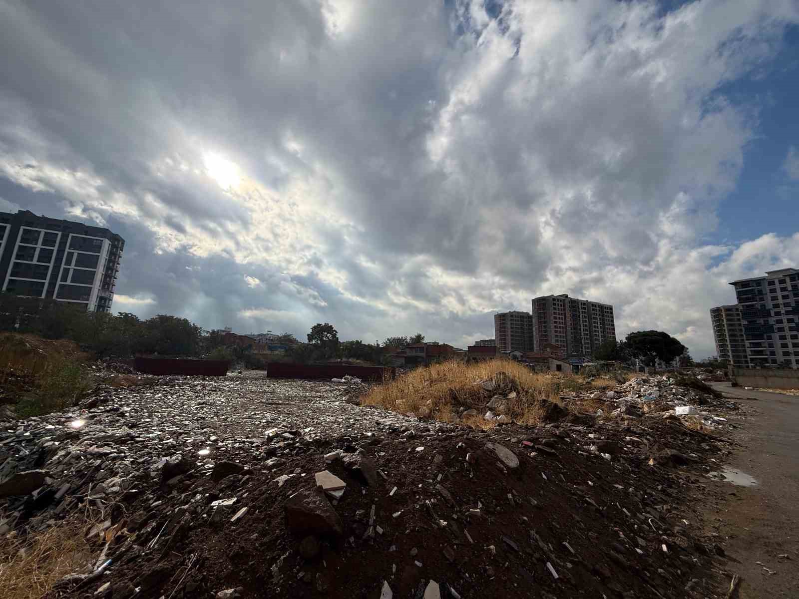Karşıyaka Belediyesi’nde grevciler sürgün edildi