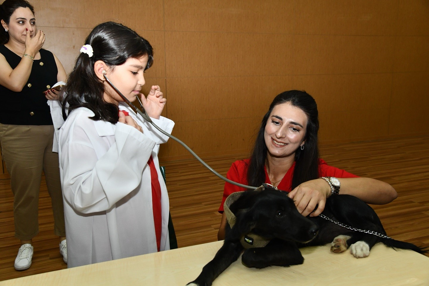 Minik öğrenciler yavru köpeklerin kalp atışını dinledi