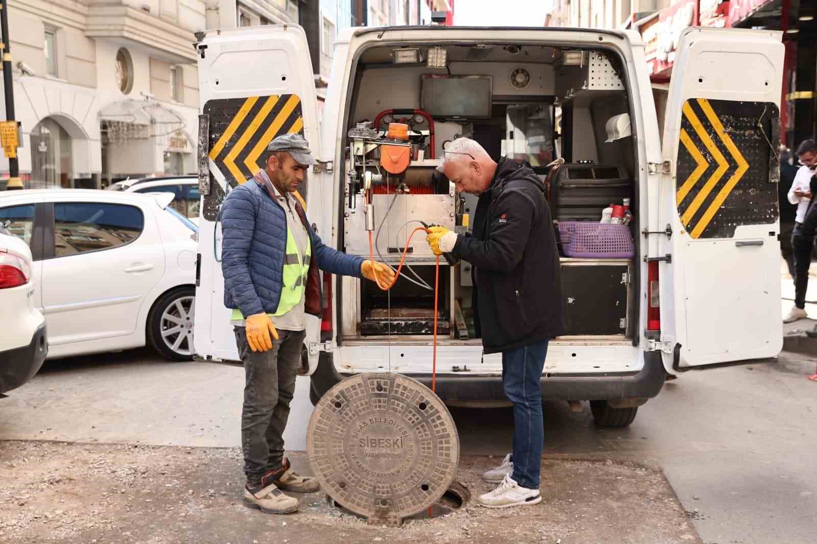 Yağmur suyu hattının içinden geçirilen doğalgaz hattı, robot kamera ile tespit edildi