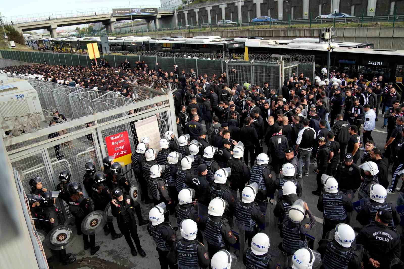 Beşiktaş taraftarı stadyuma geldi
