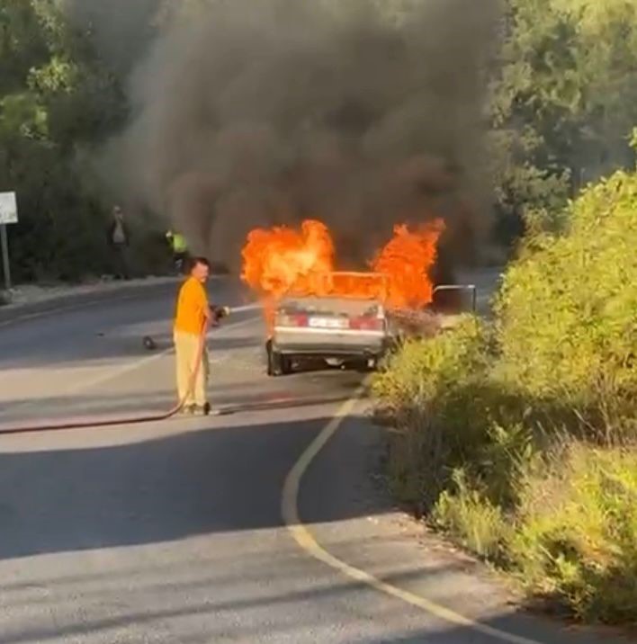 Osmaniye’de otomobil yangını ormana sıçramadan söndürüldü