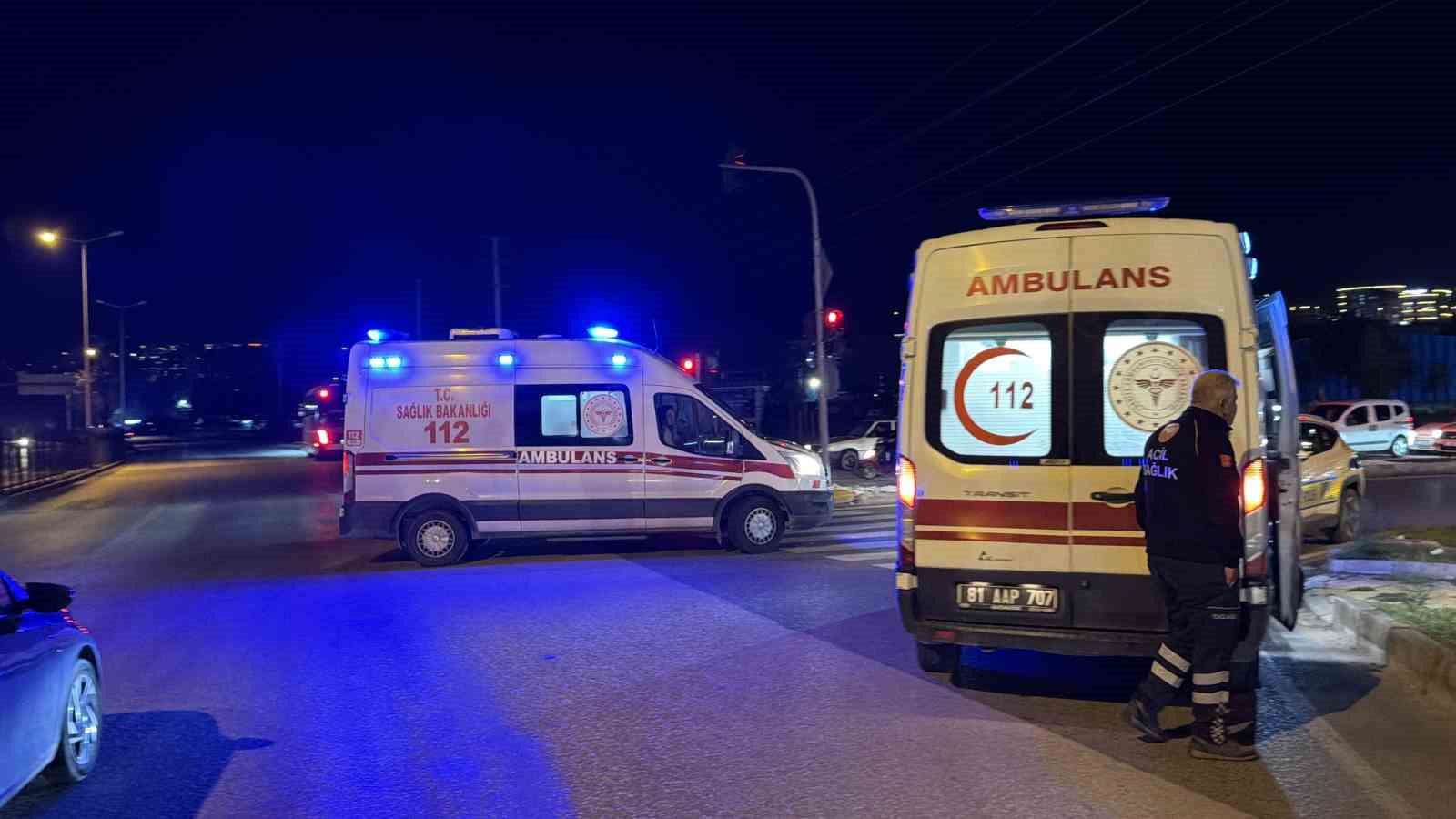 Kırmızı ışıkta duran otomobile kamyon çarptı: 2 yaralı