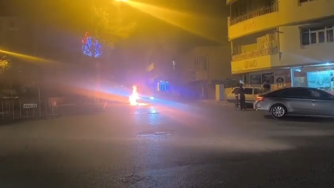 Kurtalan&rsquo;da seyir halindeki ara&ccedil; alev aldı
