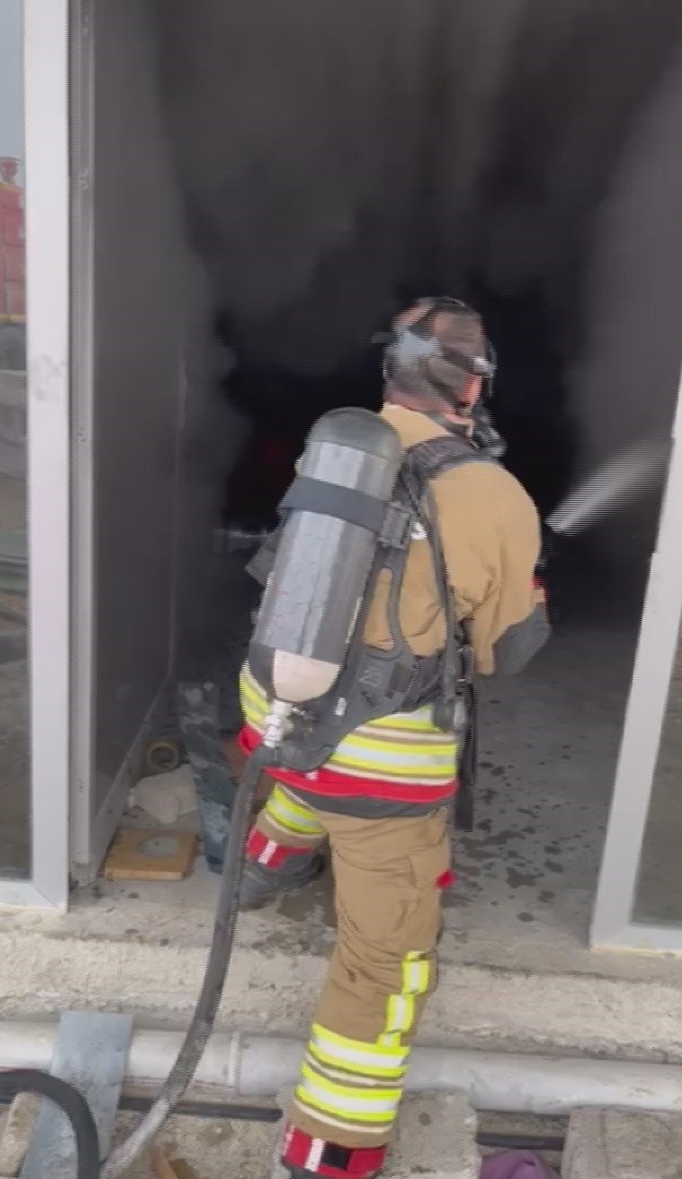 Beyaz eşya bayisinde &ccedil;ıkan yangında, 3 milyon TL değerindeki eşyalar k&uuml;le d&ouml;nd&uuml;
