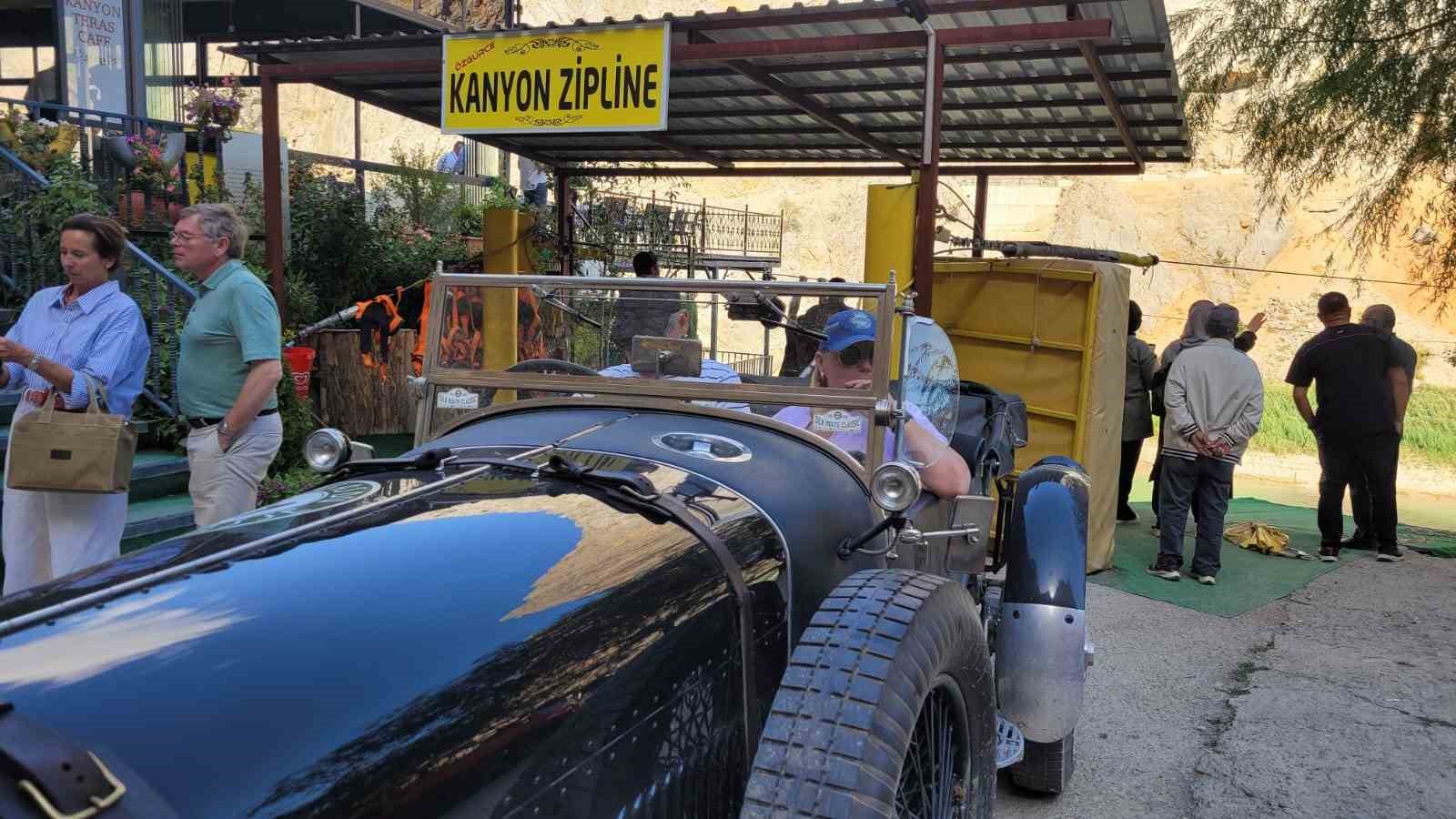 Belçikalı klasik araç tutkunları Kemaliye’de
