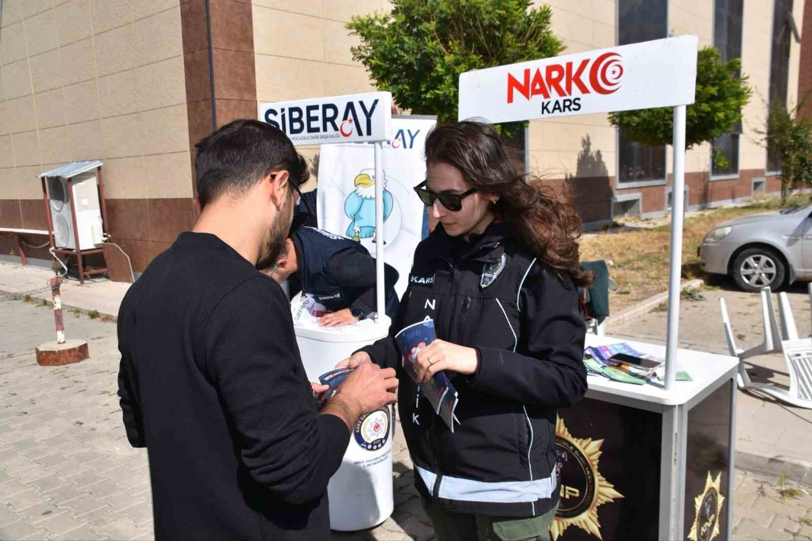 Kars’ta polis üniversite öğrencilerini bilgilendirdi