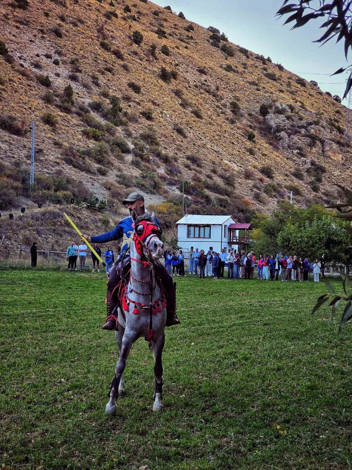 Avrupalı klasik otomobil tutkunları Bayburt’ta ata sporu ciride hayran kaldı