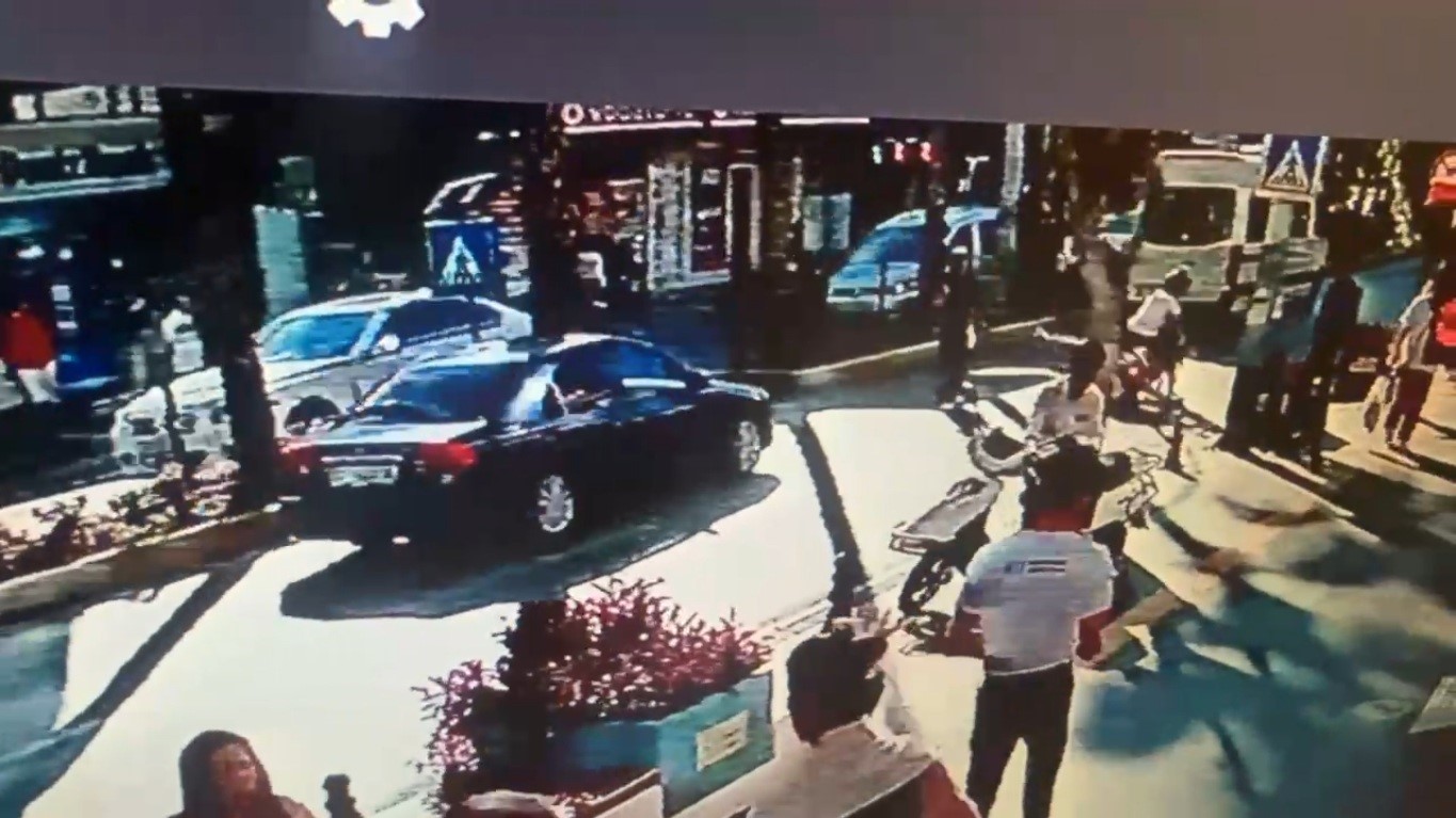 Yaya geçidinde ölümden döndü, o anlar güvenlik kamerasına yansıdı